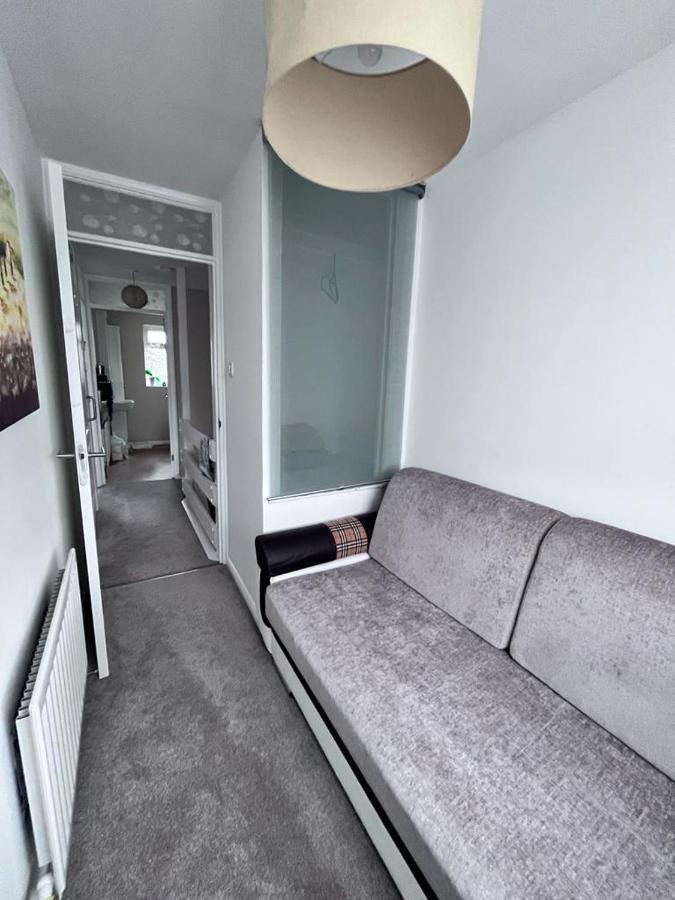 3 Bed House In Walsall, Perfect For Contractors & Leisure & Free Parking エクステリア 写真