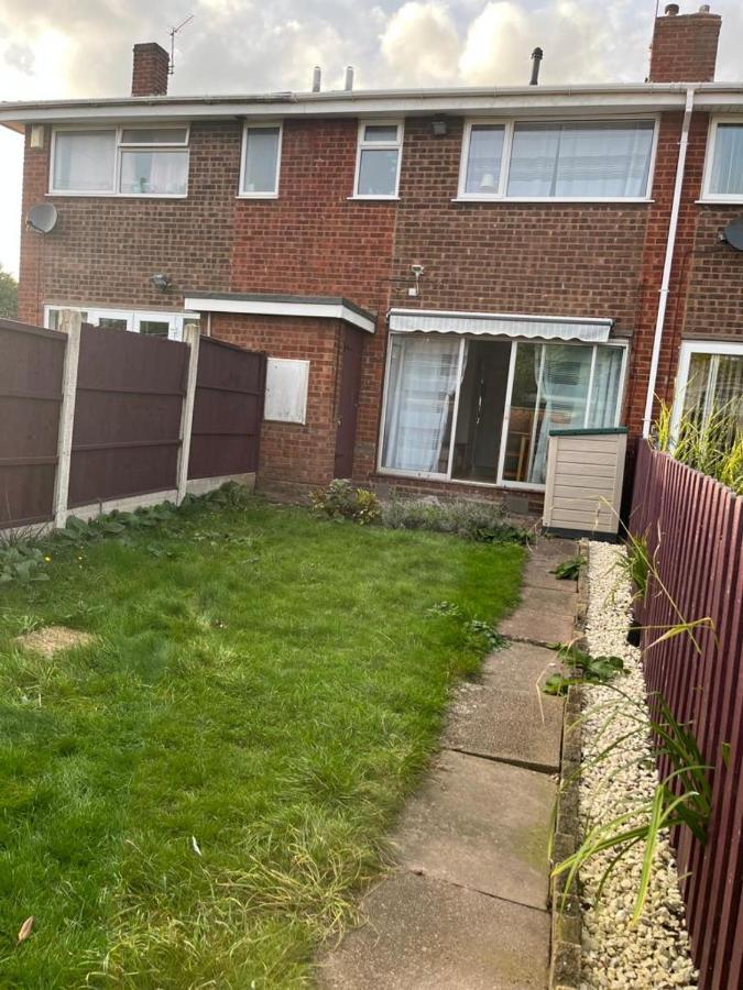 3 Bed House In Walsall, Perfect For Contractors & Leisure & Free Parking エクステリア 写真