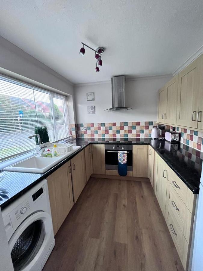 3 Bed House In Walsall, Perfect For Contractors & Leisure & Free Parking エクステリア 写真