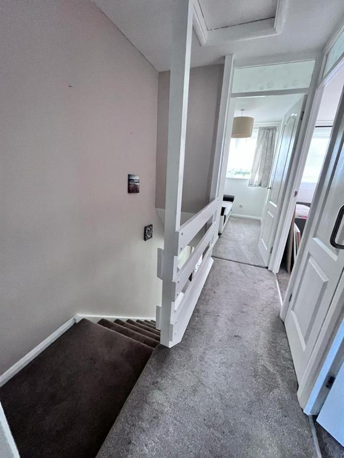 3 Bed House In Walsall, Perfect For Contractors & Leisure & Free Parking エクステリア 写真